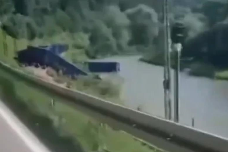 У Польщі поїзд зійшов з рейок: вагони впали в річку
