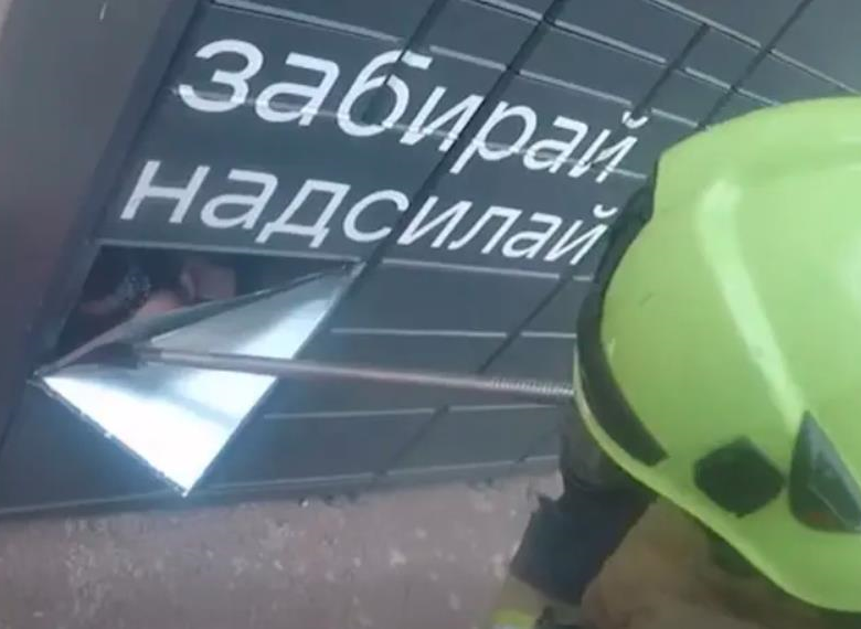 У Рівному дівчина “закрилась” у поштоматі