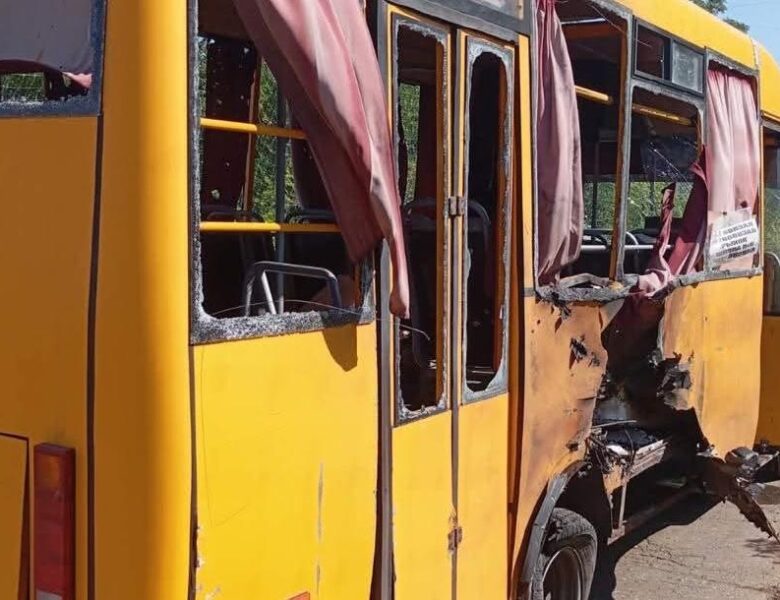 У Слов&rsquo;янську автобус потрапив під обстріл, є поранені
