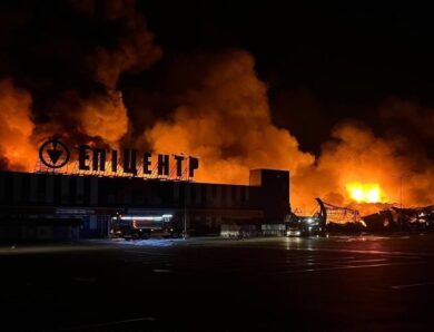 У Сумах після удару БПЛА палає Епіцентр