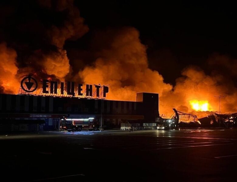 У Сумах після удару БПЛА палає Епіцентр