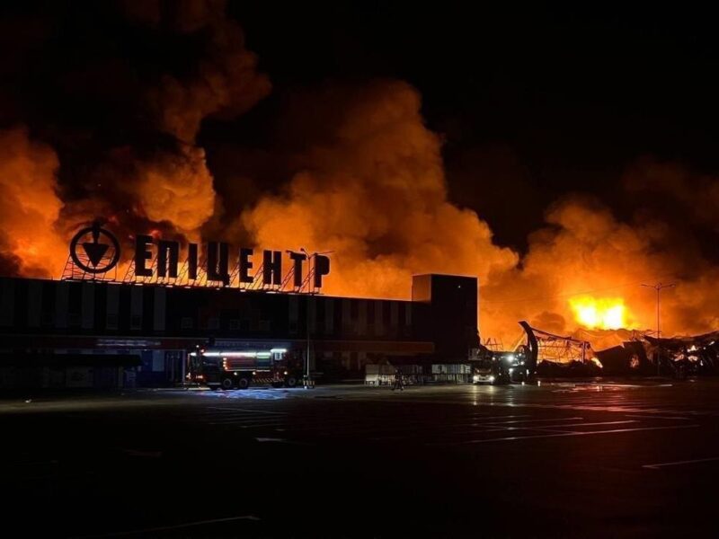У Сумах після удару БПЛА палає Епіцентр