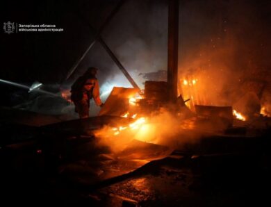У Запоріжжі після атаки палає підприємство