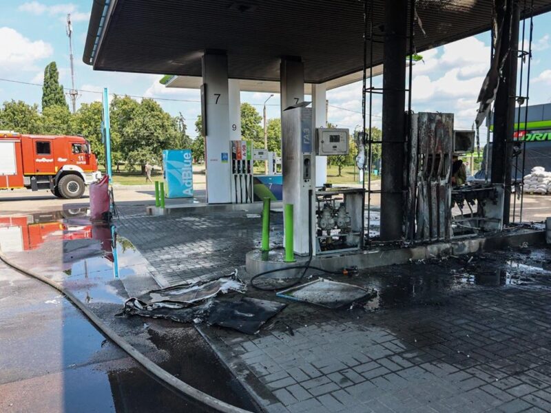 Удари РФ: на трасі від Харкова до Полтави немає жодної вцілілої АЗС