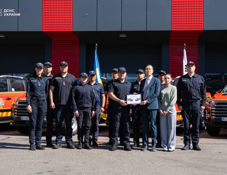 ДСНС отримала від Республіки Корея 5 спеціалізованих пікапів для підсилення рятувальних підрозділів