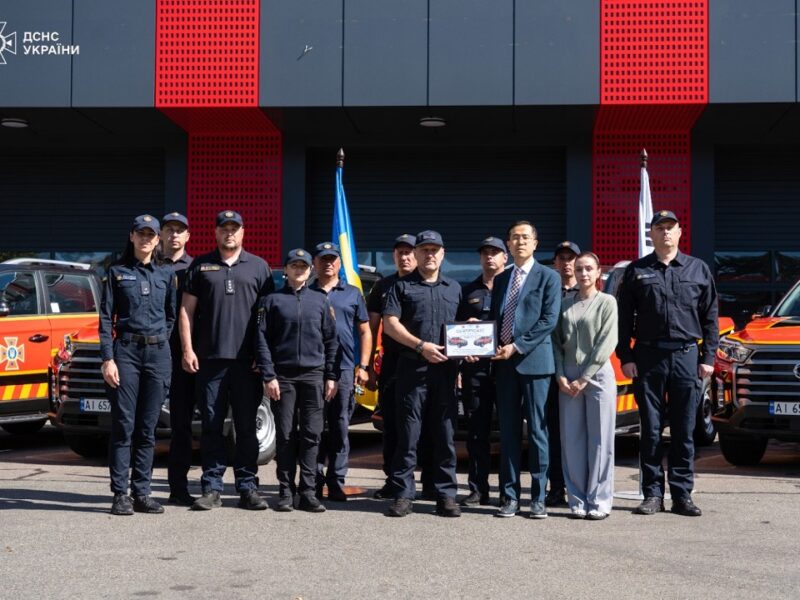 ДСНС отримала від Республіки Корея 5 спеціалізованих пікапів для підсилення рятувальних підрозділів