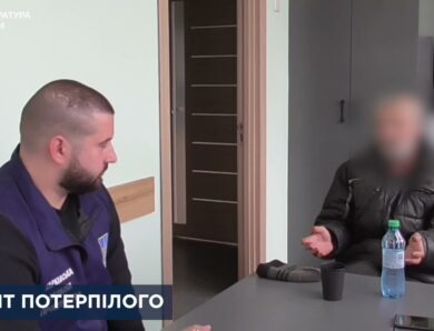 Вручено підозри двом російським воякам: утримували цивільного у погребі, поки його матір помирала