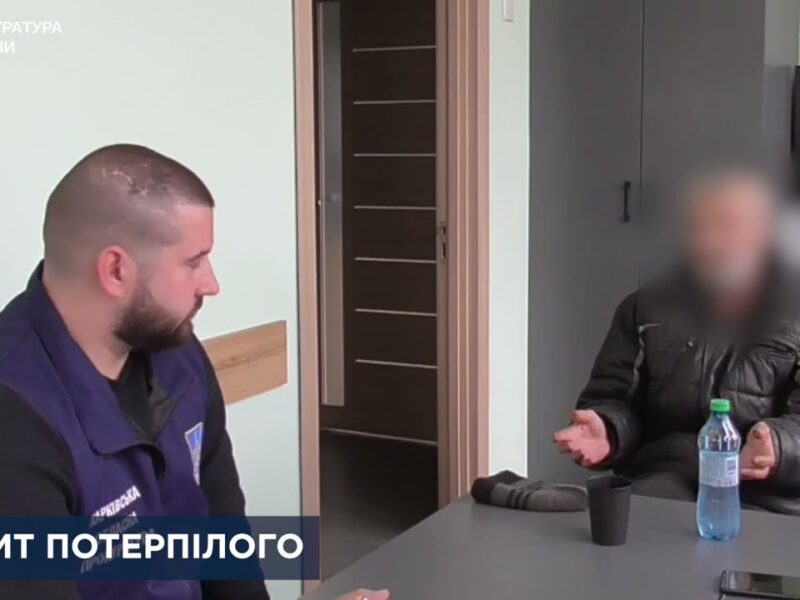 Вручено підозри двом російським воякам: утримували цивільного у погребі, поки його матір помирала