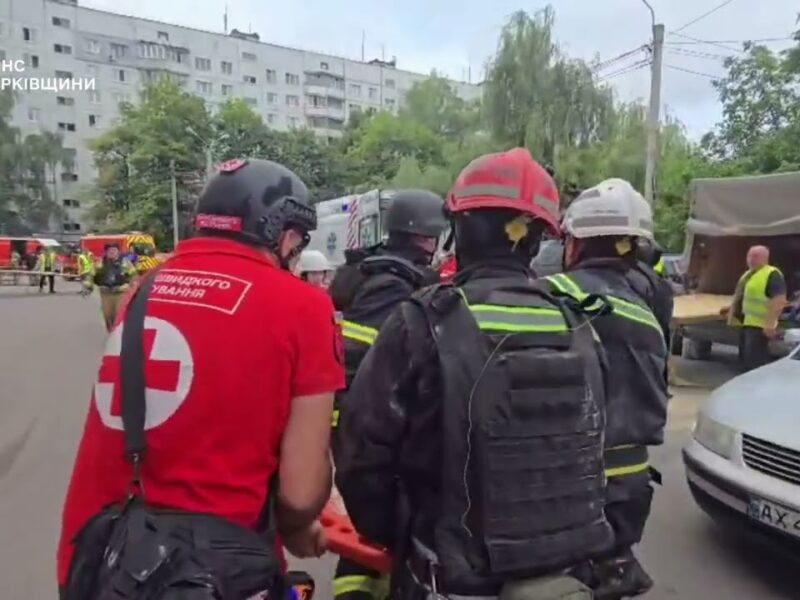 Харків: росіяни вдарили по житловому мікрорайону, є постраждалі