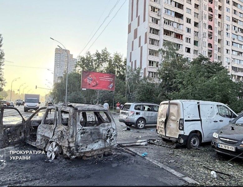 Атака РФ: у Києві перекрито рух на двох вулицях, змінено маршрути автобусів
