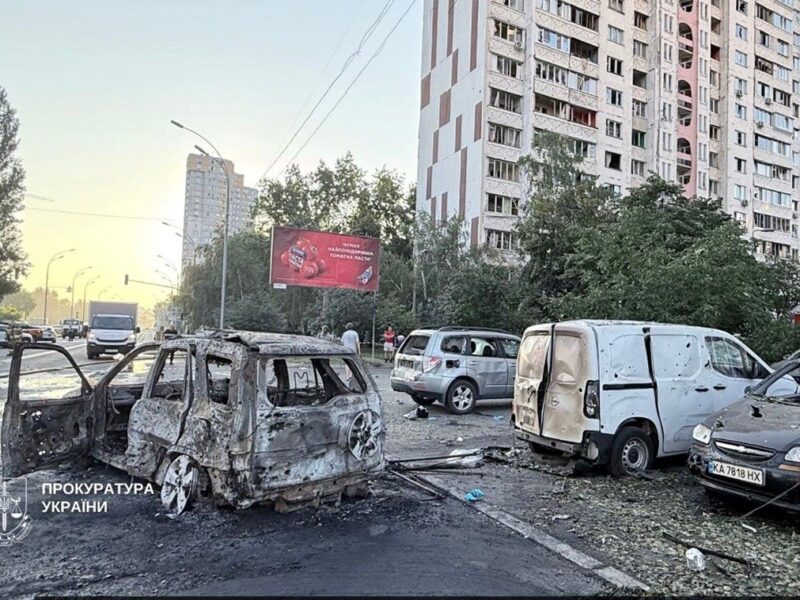 Атака РФ: у Києві перекрито рух на двох вулицях, змінено маршрути автобусів