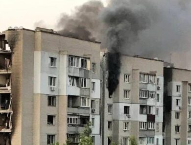 Авіабомби РФ влучили у багатоповерхівку в Херсоні