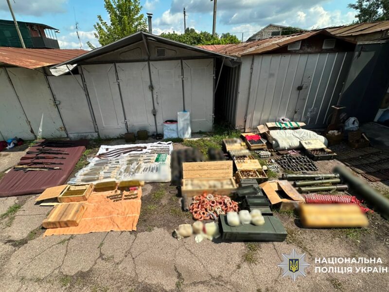 Автомати, гранатомети та тисячі набоїв: на Черкащині вилучили склад зброї