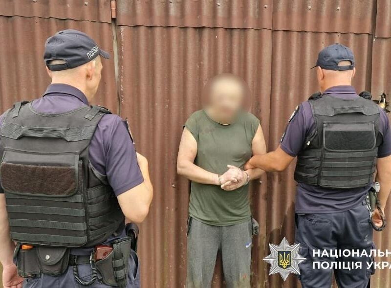 На Буковині затримали чоловіка, який поранив двох поліцейських