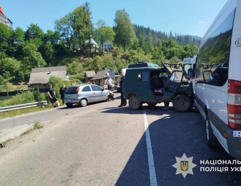 На Закарпатті ДТП із трьома авто: постраждали 13 людей, серед них діти