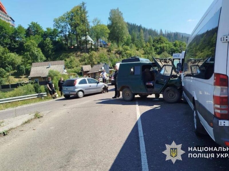 На Закарпатті ДТП із трьома авто: постраждали 13 людей, серед них діти