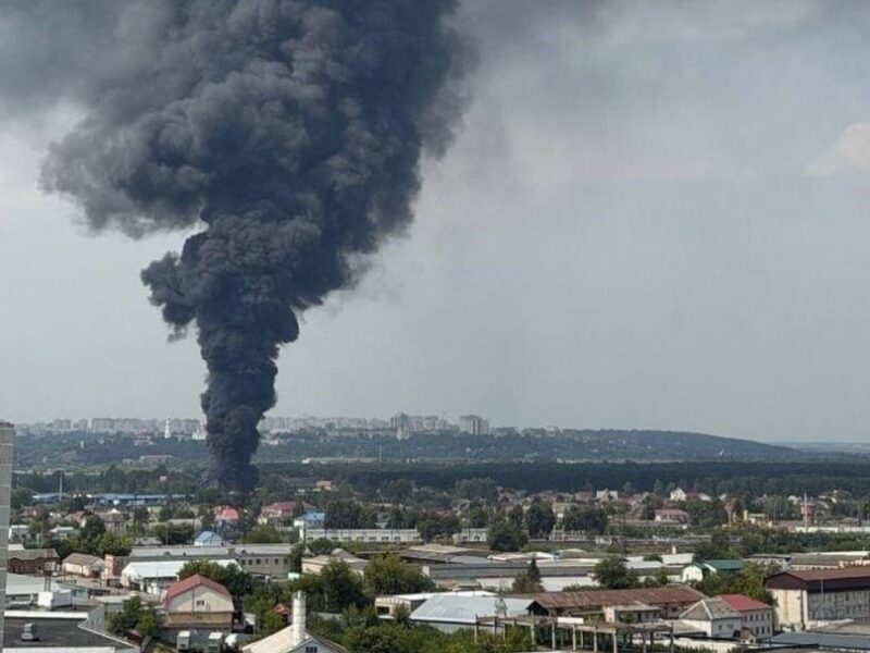 Після вибухів у Брянську вирує масштабна пожежа