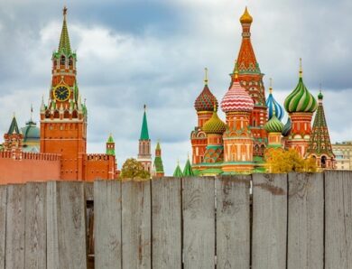 Росія обурилася новими санкціями і звинуватила Британію у “війні”
