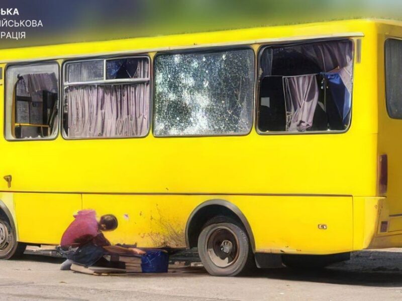Росіяни атакували автобус у Херсоні, є поранені