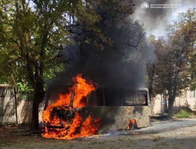 Росіяни атакували рейсовий автобус у Нікополі: загинув водій