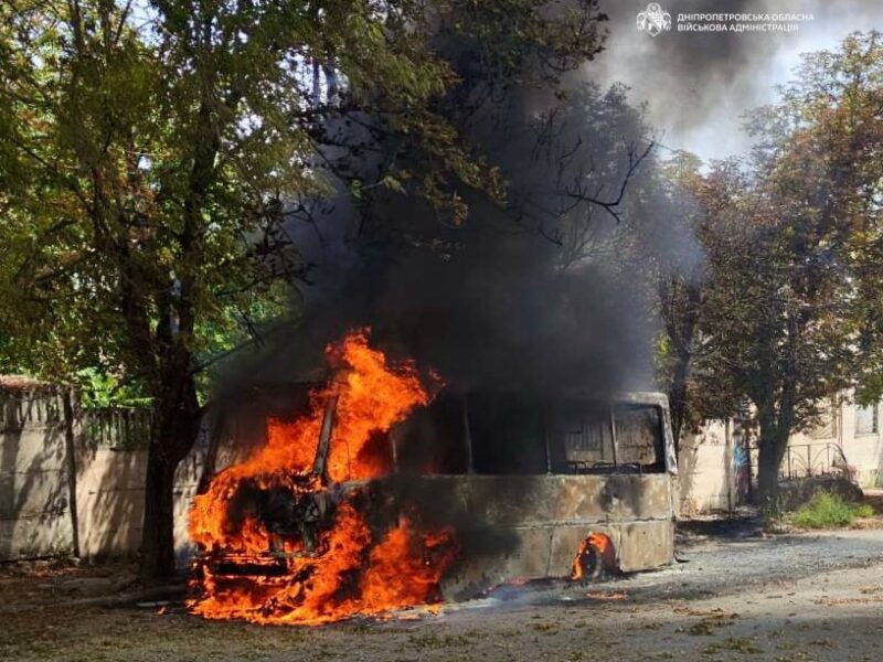 Росіяни атакували рейсовий автобус у Нікополі: загинув водій