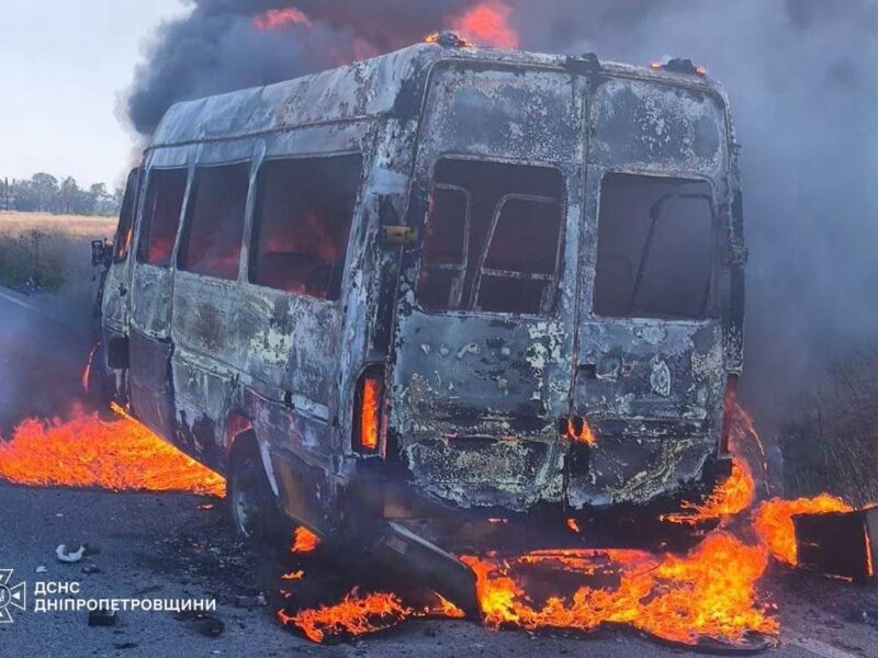 Росіяни вдарили дроном по маршрутці на Дніпропетровщині