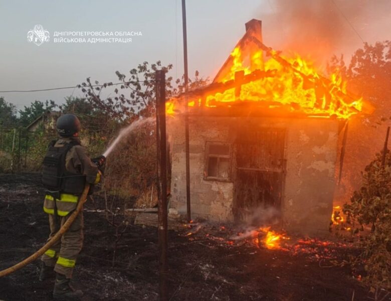 Росіяни вдарили по Дніпру та Нікопольському району, є пошкодження