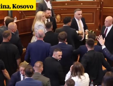 У Косові прем’єра закидали яйцями під час засідання парламенту