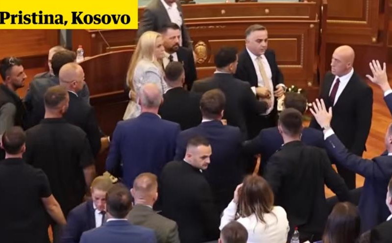 У Косові прем’єра закидали яйцями під час засідання парламенту