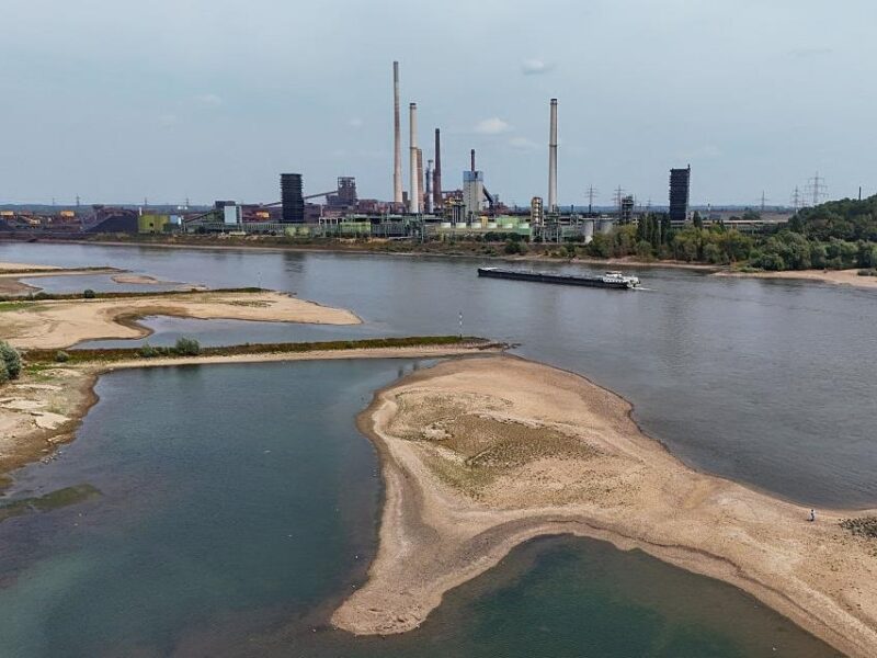 У Німеччині через спеку Рейн обмілів до нових мінімумів