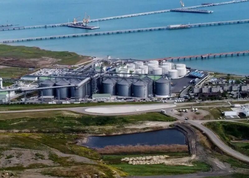 У Тамані згоріло 12 резервуарів з нафтою – СБС