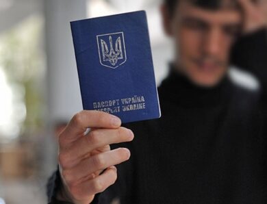 Уряд змінив правила обслуговування чоловіків у консульствах за кордоном