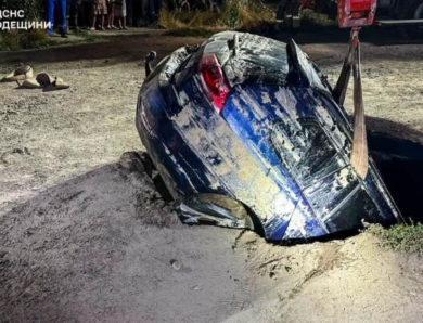 В Одесі автомобіль під час руху провалився під землю