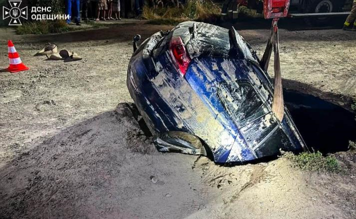 В Одесі автомобіль під час руху провалився під землю