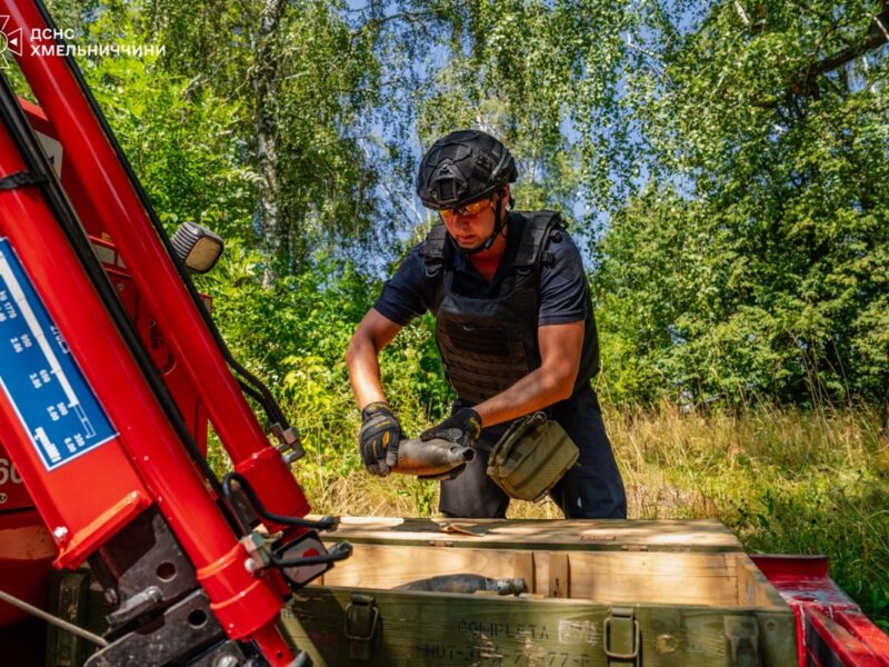 Вибухи на полігоні Хмельниччини: рятувальники досі обстежують територію