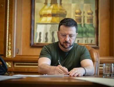 Зеленський звільнив послів України у шести країнах